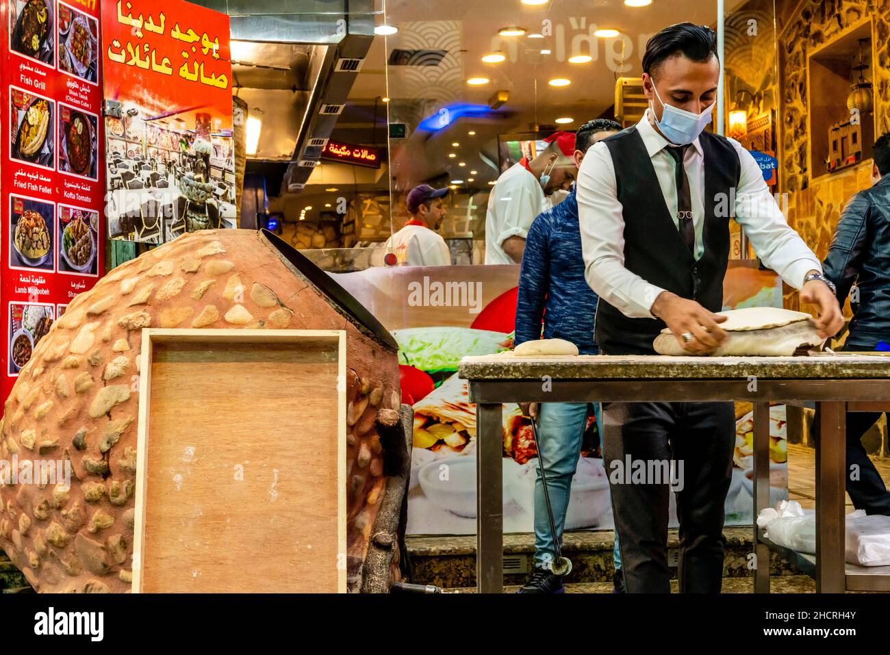 Ein junger Mann bereitet Ein traditionelles Fladenbrot für den Ofen zu, Abuzaghleh Restaurant, Downtown Amman, Amman, Jordanien. Stockfoto