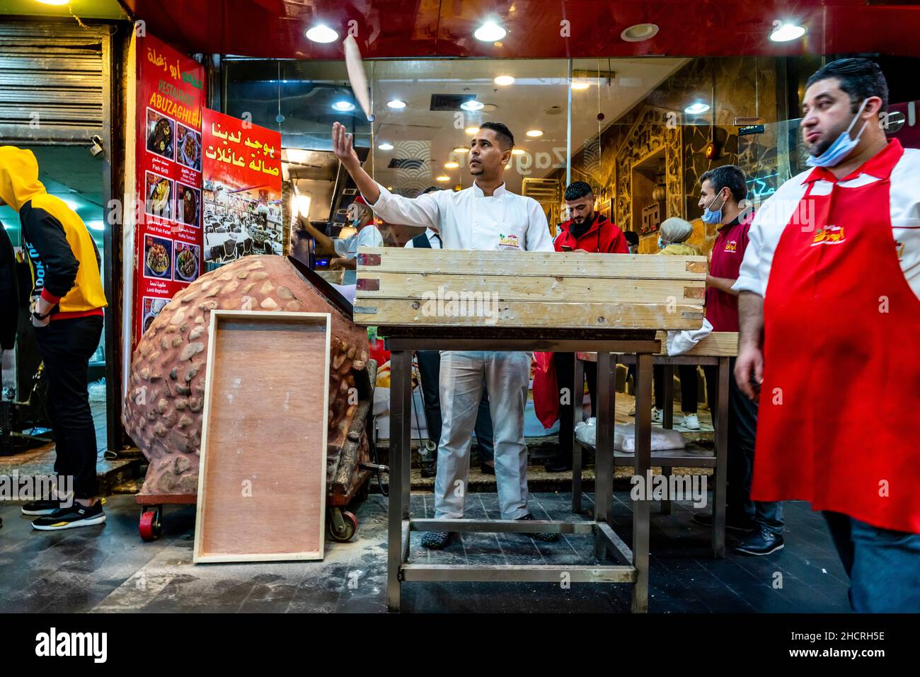 Ein junger Mann bereitet Ein traditionelles Fladenbrot für den Ofen zu, Abuzaghleh Restaurant, Downtown Amman, Amman, Jordanien. Stockfoto