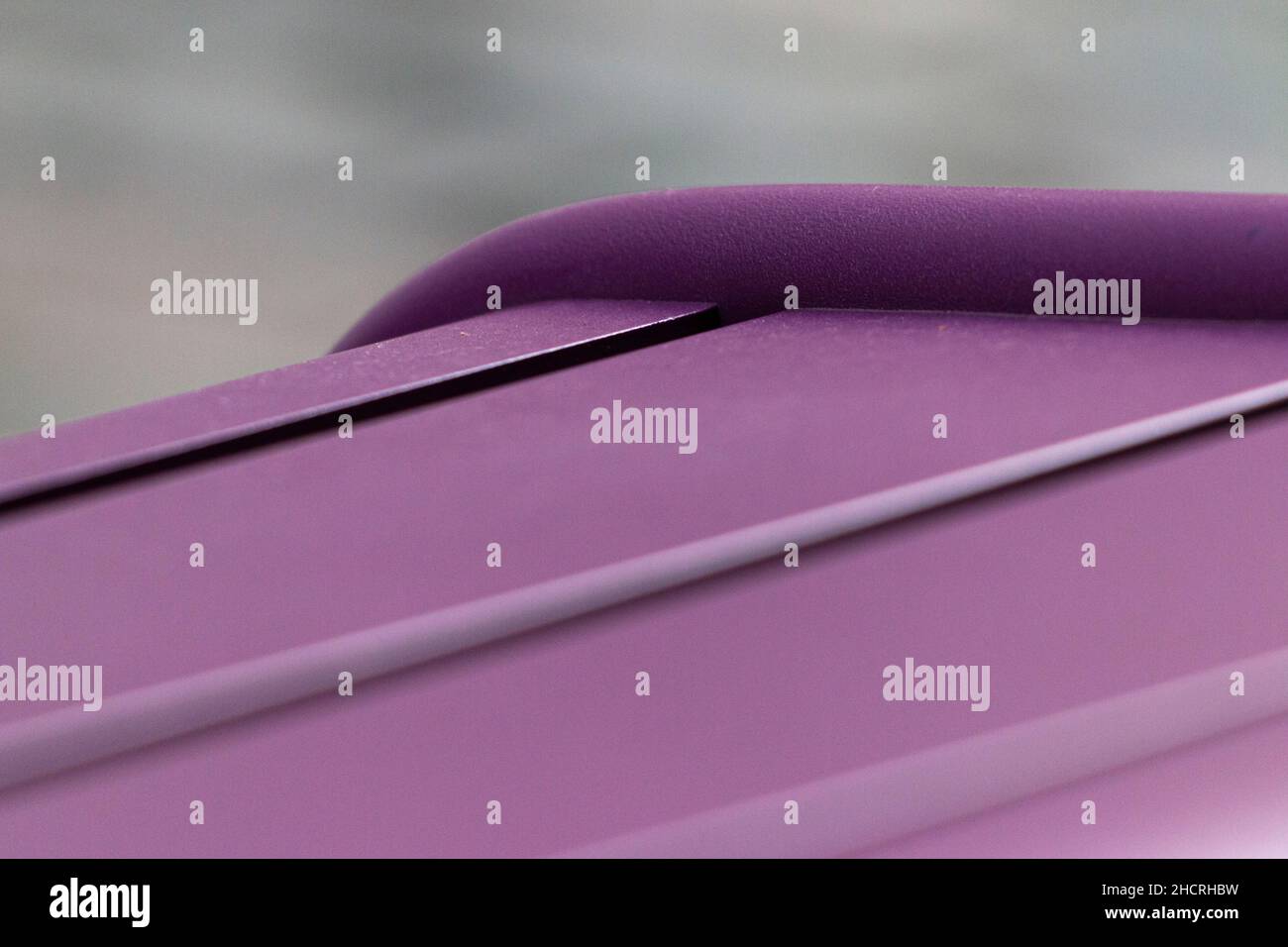 Flacher Fokus einer violett weichen Oberfläche mit einem unscharfen grauen Hintergrund Stockfoto