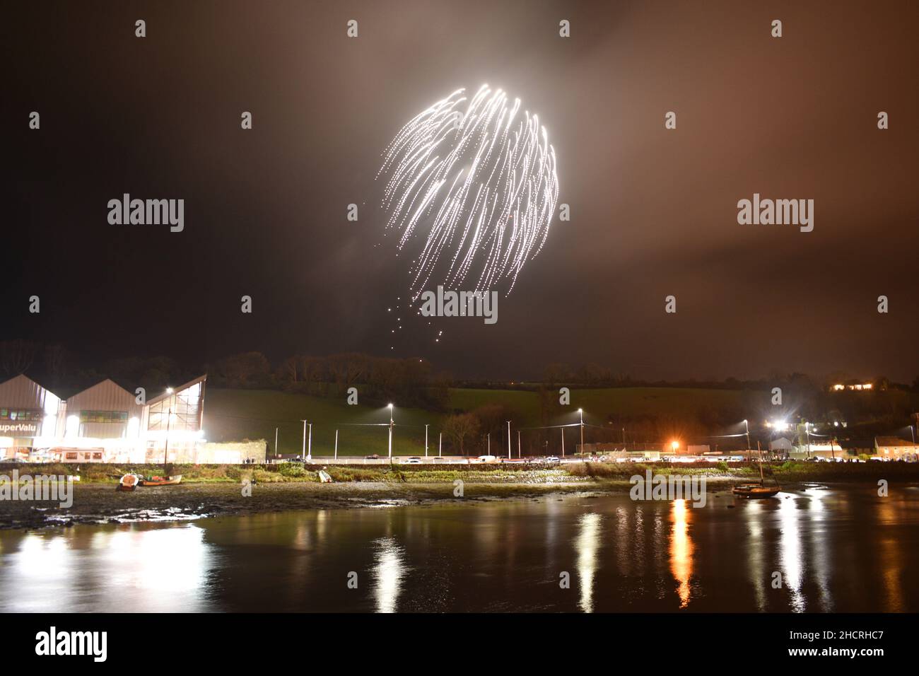 Bantry, West Cork, Irland. 31st Dez 2021. Die Einwohner von Bantry sahen sich an diesem Abend aus Anlass des Jahres 2021 ein Feuerwerk an. Das Feuerwerk wurde vom Tourismusbüro Bantry organisiert. Kredit: Karlis Dzjamko/Alamy Live Nachrichten. Stockfoto