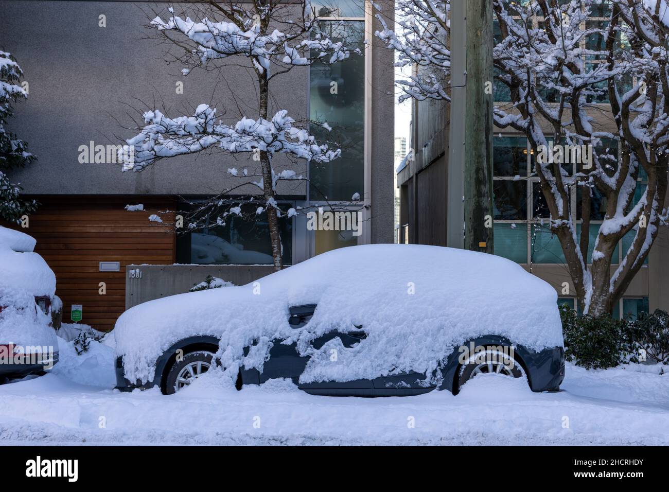 Vancouver, Kanada - um 2021 : Ein Auto, das nach dem Weihnachtsschnee im Schnee vergraben wurde Stockfoto