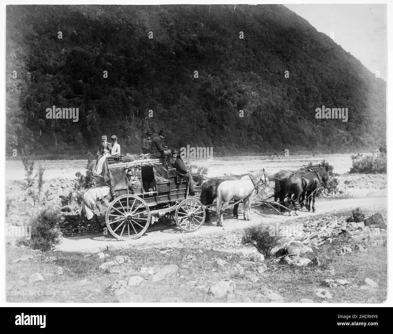 Stagecoach und Passagiere in Otira auf dem bergigen Teil der Journalerie von Christchurch nach Hokitika, Neuseeland. Bild ca. 1880.. Stockfoto