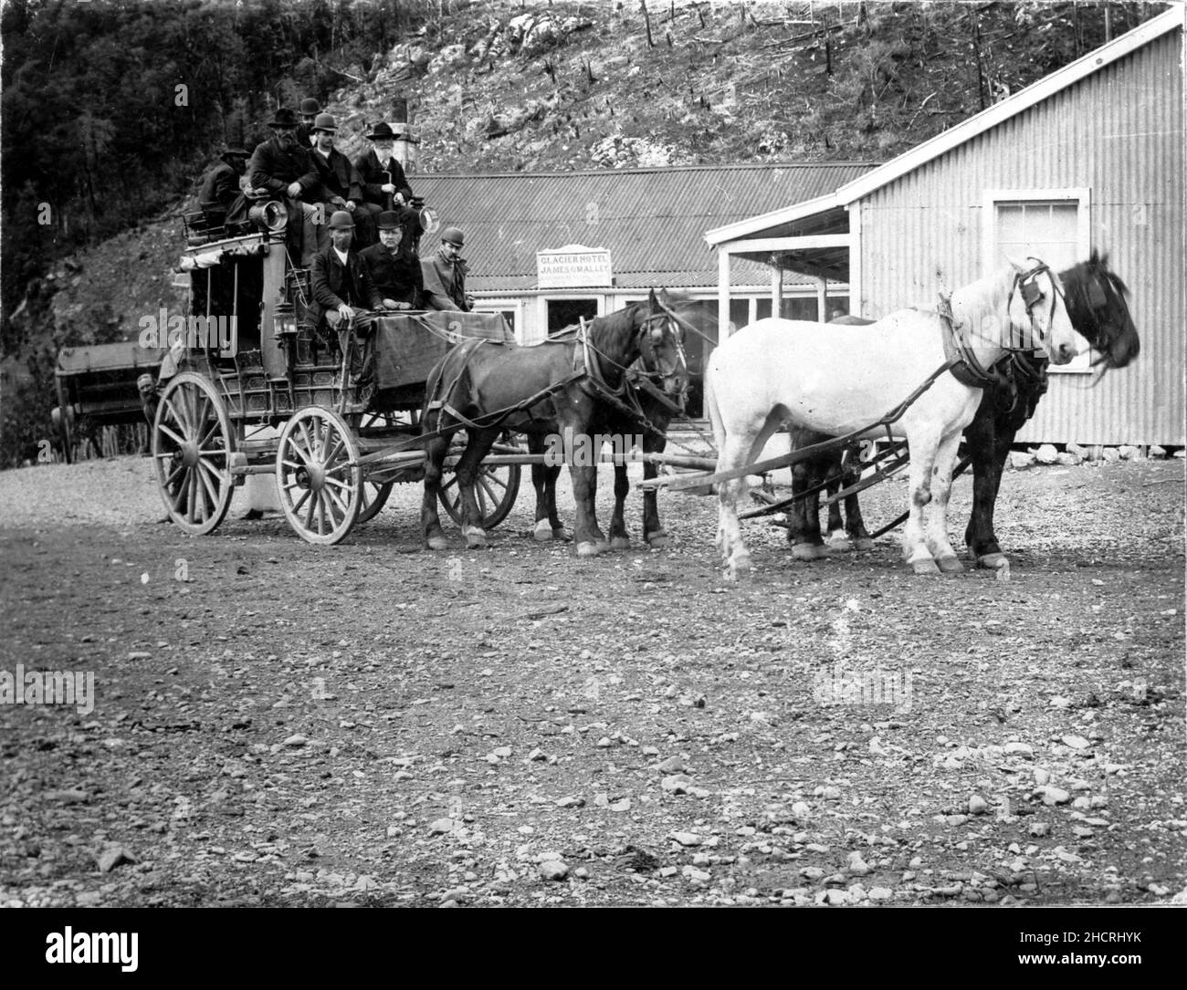 Stagecoach und Passagiere im Glacier Hotel, Bealey, Neuseeland. Bild ca. 1890.. Stockfoto