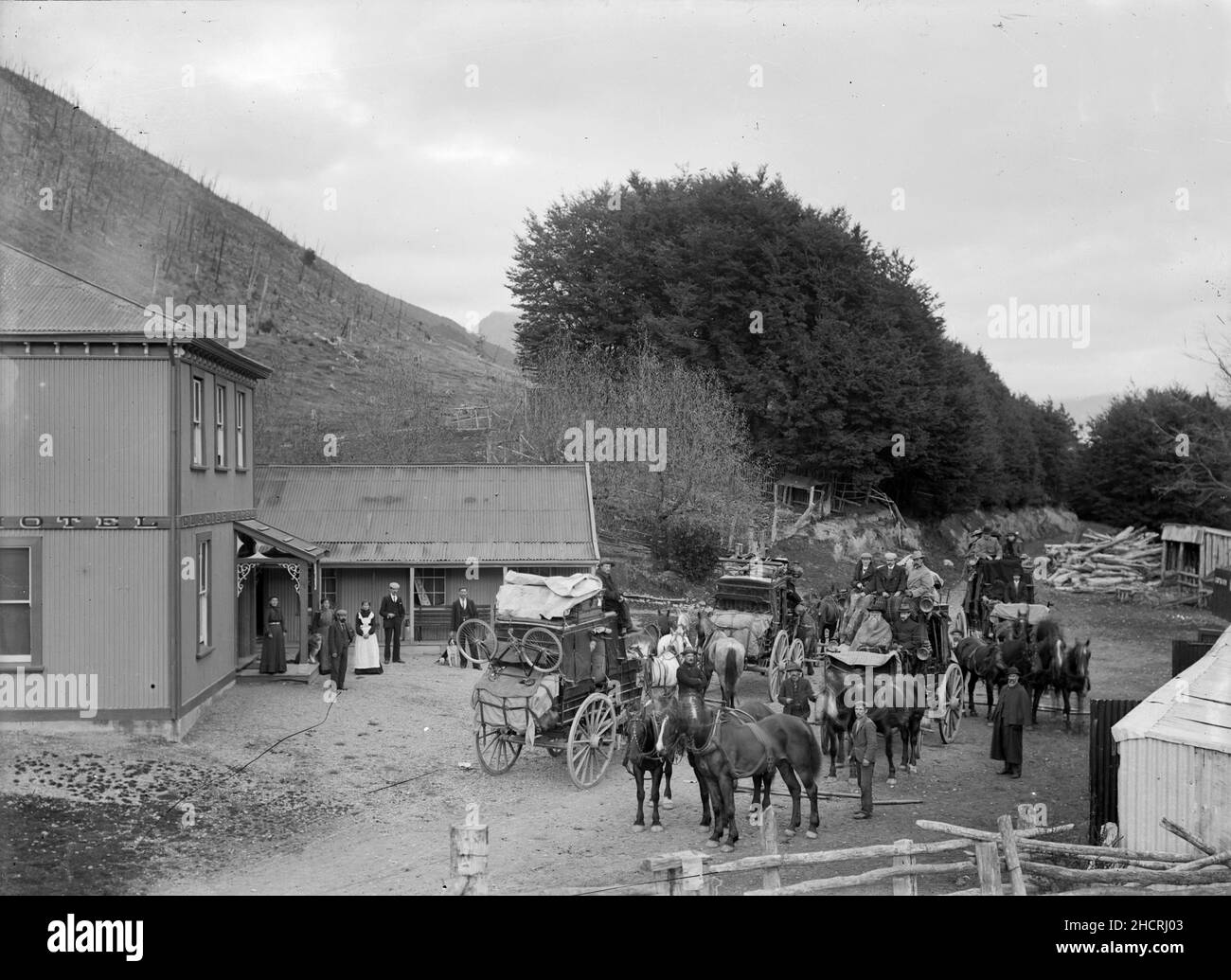Stagecoach und Passagiere im Glacier Hotel, Bealey, Neuseeland. Bild ca. 1890.. Stockfoto