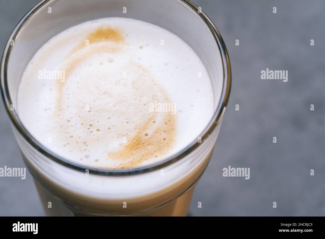 Latte Macchiato Kaffee in einem Glas Stockfoto