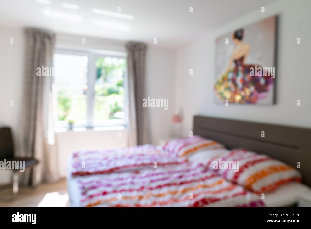 Verschwommenes Schlafzimmer mit modernem Bokeh-Hintergrund im Innenbereich des Hauses Stockfoto