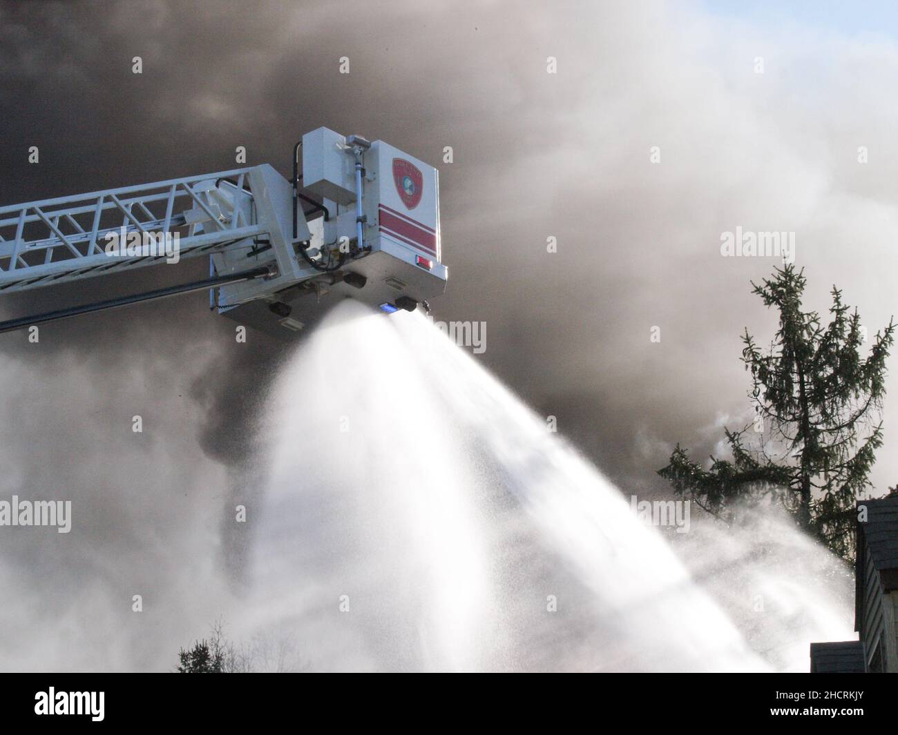 Feuerschnorchel, der Wasser von oben auf Feuer sprüht Stockfoto