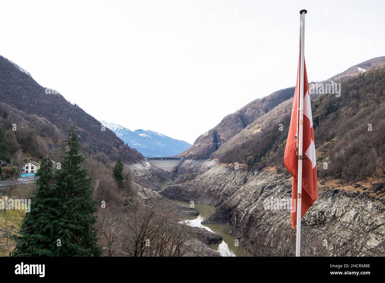Schweiz, Kanton Tessin, Verzasca-Tal, Verzasca-Staudamm, Staudammentleerung zur Wartung Stockfoto