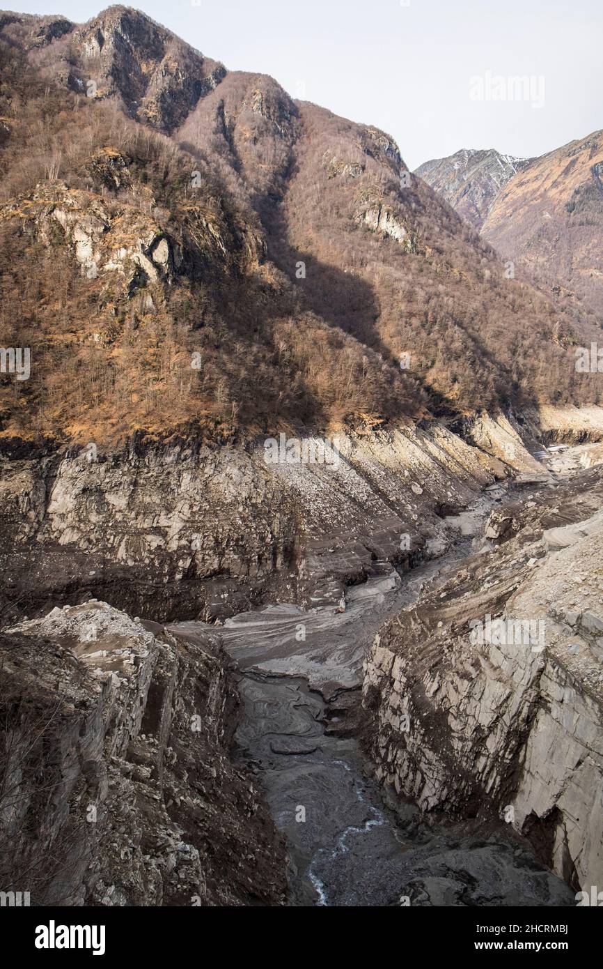 Schweiz, Kanton Tessin, Verzasca-Tal, Verzasca-Staudamm, Staudammentleerung zur Wartung Stockfoto