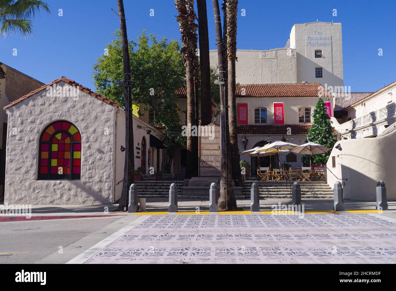 Lebendiges Bild des Pasadena Playhouse vor einem hellen, blauen Himmel. Das Playhouse ist das offizielle Theater Kaliforniens. Stockfoto