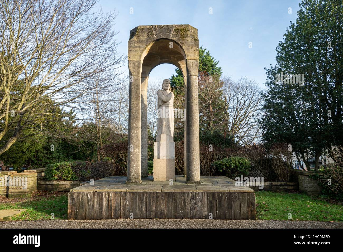 Der Heldenschrein mit einer großen modernen Statue im Portland-Christusstein, der den Sturm im Manor Park, Aldershot, Hampshire, England, Großbritannien, beruhigt Stockfoto