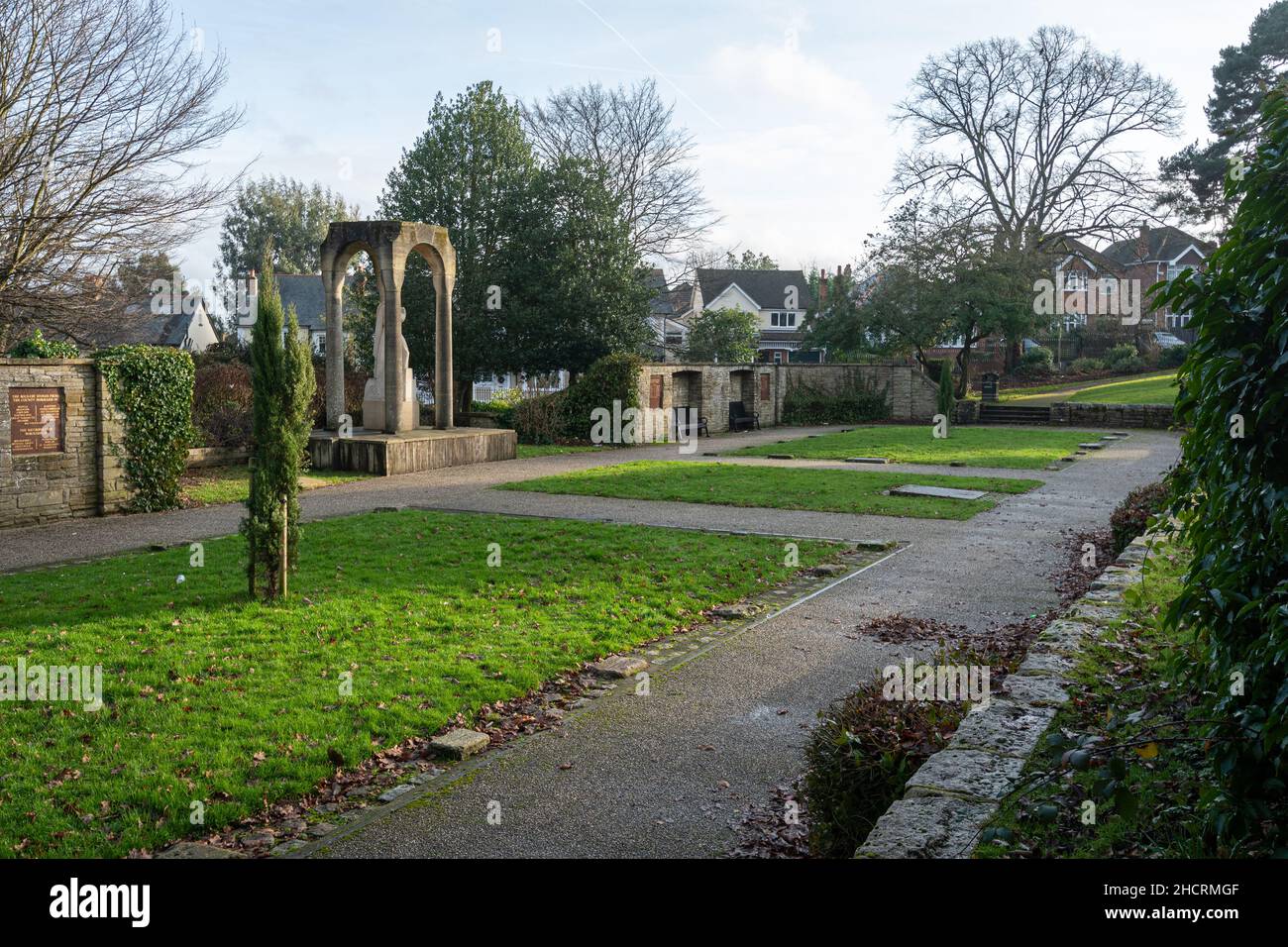 Versunkener ummauerter Garten im Manor Park, Aldershot, bekannt als der Heldenschrein mit einer Statue aus dem Stein Christi von Portland, der den Sturm beruhigt, Hampshire, Großbritannien Stockfoto