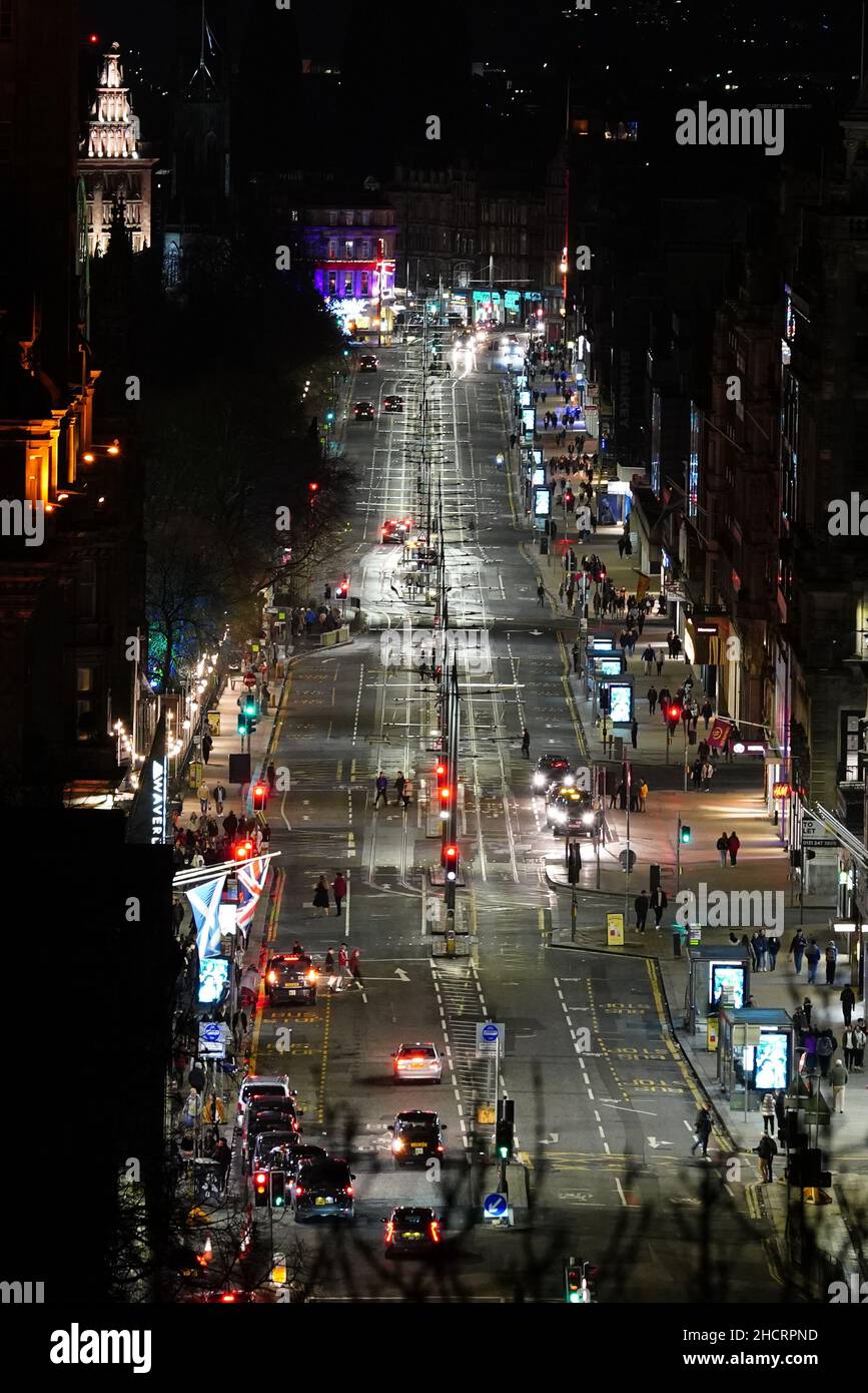 Der Blick auf die ruhige Princes Street während der Silvesternacht in Edinburgh als Begrenzung der Anzahl der Personen, die an Veranstaltungen teilnehmen können, hat dazu geführt, dass Silvesterpartys abgesagt wurden, einschließlich der für Edinburgh geplanten. Bilddatum: Freitag, 31. Dezember 2021. Stockfoto