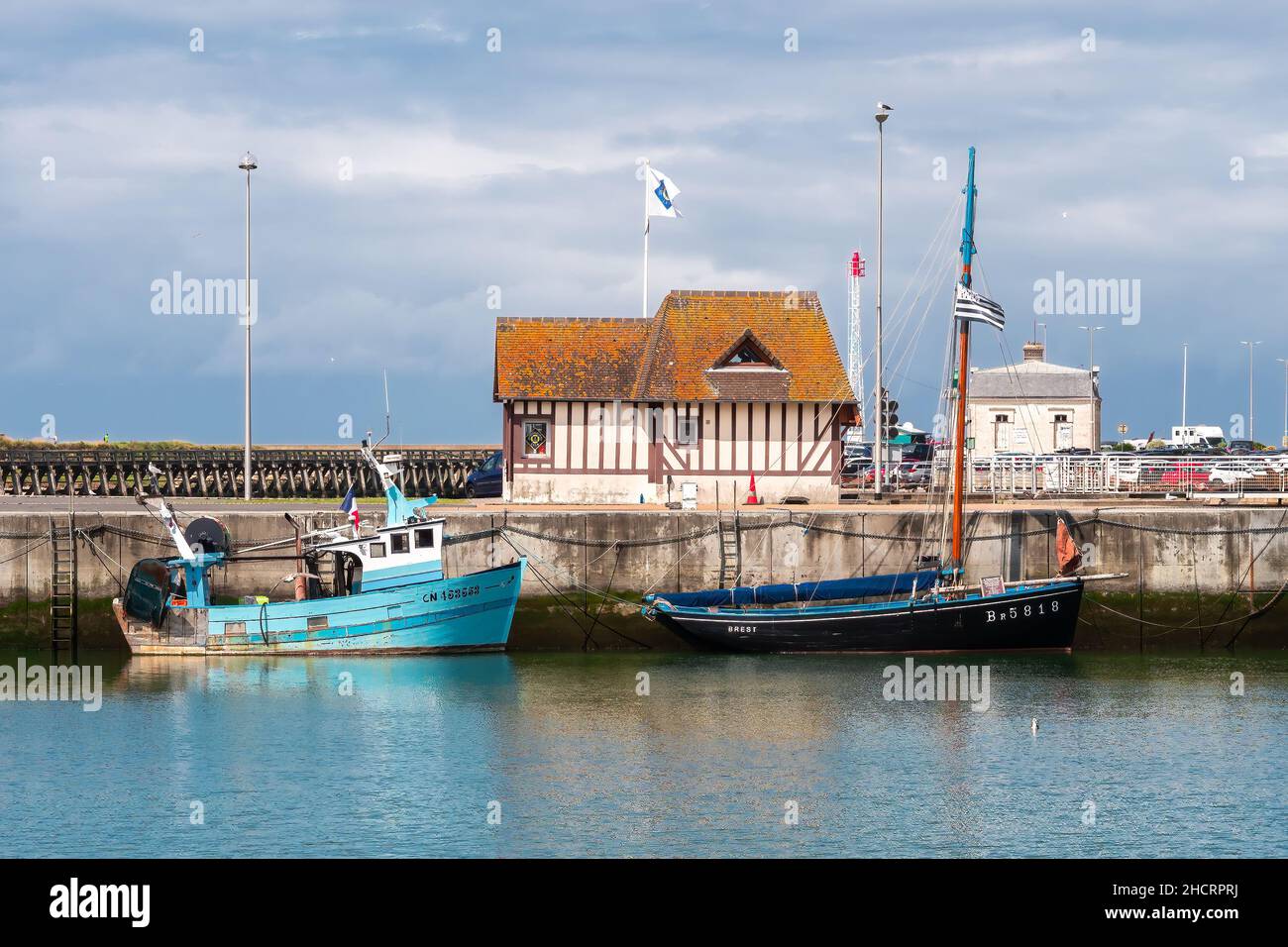 Deauville, Frankreich - 6. August 2021: Fischerboote in der Marina der Touristenstadt Trouville an der Atlantikküste Stockfoto