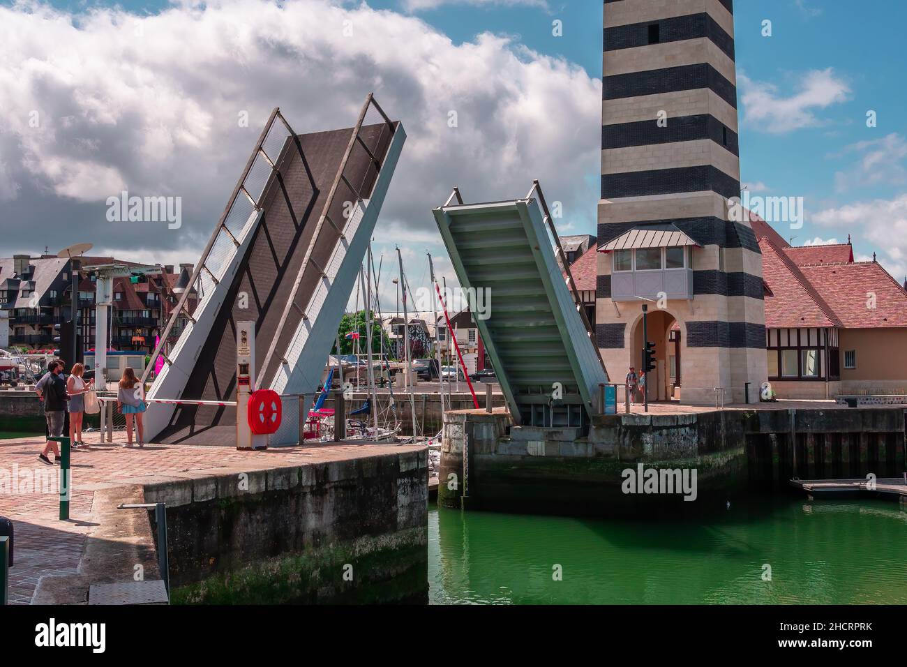 Deauville, Frankreich - 6. August 2021: Fußgängerzugbrücke in der Marina, die Deauville und Trouville in der Normandie verbindet Stockfoto