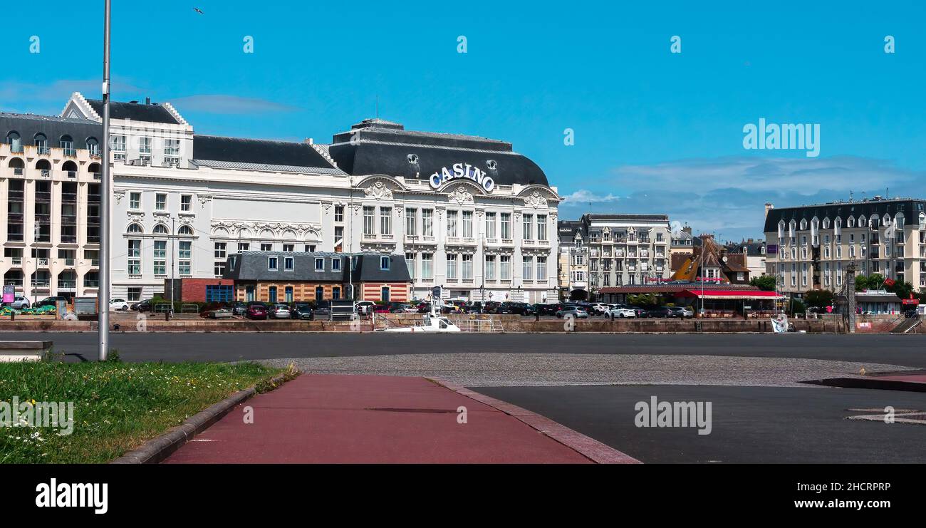 Trouville, Frankreich - 6. August 2021: Das Casino-Gebäude in Trouville, Normandie, Frankreich. Stockfoto