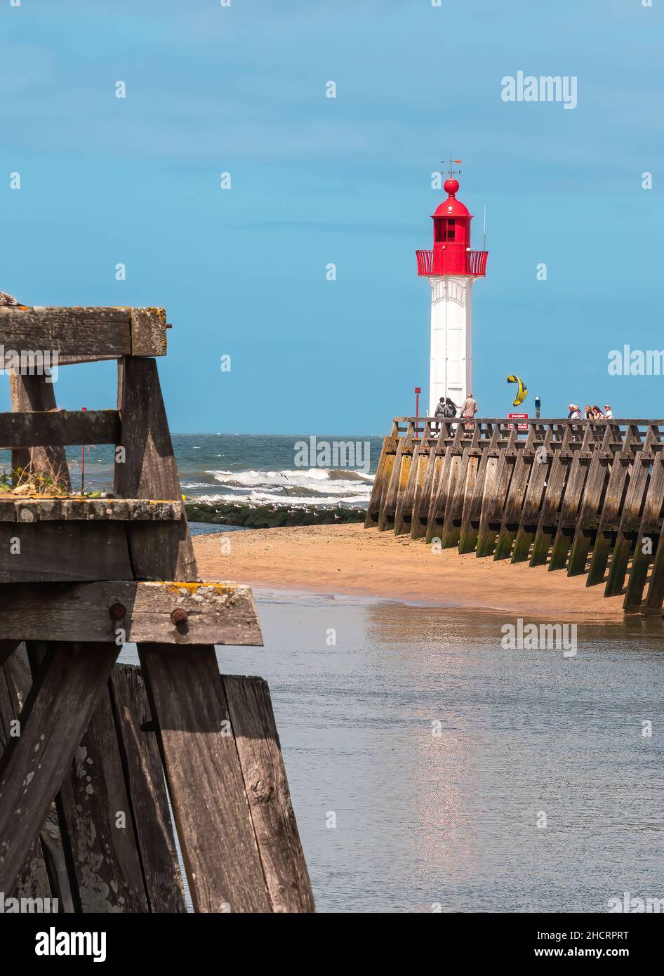 Deauville-Trouville, Frankreich - 6. August 2021: Leuchtturm am Meer an der Atlantikküste im Ferienort Deauville-Trouville Stockfoto