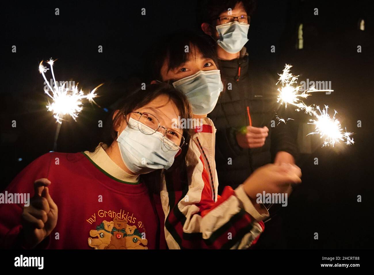 Besucher aus China versammeln sich auf dem Calton Hill kurz nach den Glocken am Silvesterabend in Edinburgh, da die Begrenzung der Anzahl der Menschen, die an Veranstaltungen teilnehmen können, die Silvesterpartys abgesagt hat, einschließlich der für Edinburgh geplanten. Bilddatum: Samstag, 1. Januar 2022. Stockfoto