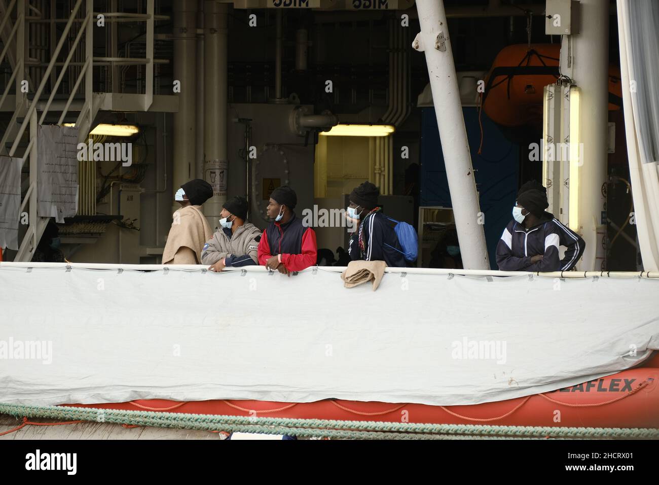 Augusta, Sizilien, Italien, 29. Dezember das humanitäre Rettungsschiff Geo Barents von MSF landet am 2021 mit 558 Migranten an Bord in Augusta.das Schiff startete am 15. Dezember und führte acht Rettungsaktionen durch, sagten Ärzte ohne Grenzen. Stockfoto