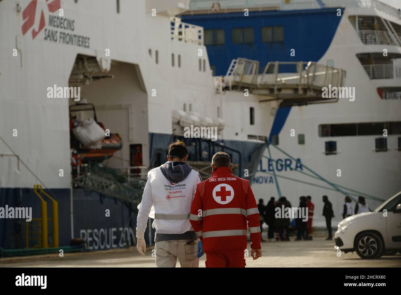 Augusta, Sizilien, Italien, 29. Dezember das humanitäre Rettungsschiff Geo Barents von MSF landet am 2021 mit 558 Migranten an Bord in Augusta.das Schiff startete am 15. Dezember und führte acht Rettungsaktionen durch, sagten Ärzte ohne Grenzen. Stockfoto
