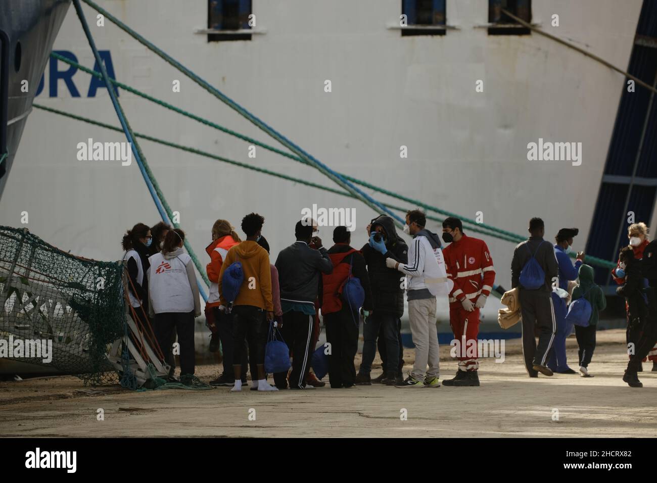 Augusta, Sizilien, Italien, 29. Dezember das humanitäre Rettungsschiff Geo Barents von MSF landet am 2021 mit 558 Migranten an Bord in Augusta.das Schiff startete am 15. Dezember und führte acht Rettungsaktionen durch, sagten Ärzte ohne Grenzen. Stockfoto