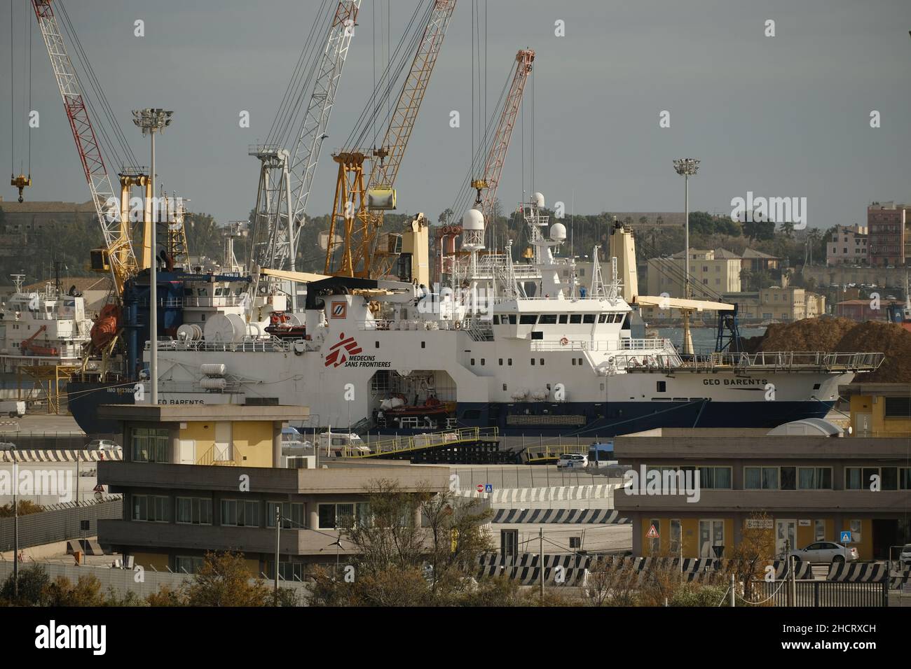 Augusta, Sizilien, Italien, 29. Dezember das humanitäre Rettungsschiff Geo Barents von MSF landet am 2021 mit 558 Migranten an Bord in Augusta.das Schiff startete am 15. Dezember und führte acht Rettungsaktionen durch, sagten Ärzte ohne Grenzen. Stockfoto