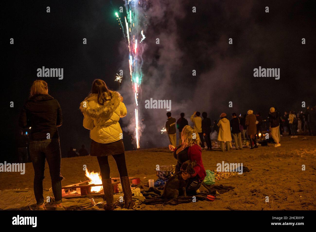 Edinburgh, Schottland, Großbritannien. Januar 1st 2022. Hogmanay 2021 / 2022: Silvesterfeier am Portobello Beach, Edinburgh. Bewohner von EdinburghÕs am Meer entzündeten Lagerfeuer und sahen im neuen Jahr mit Freunden am Strand Stockfoto