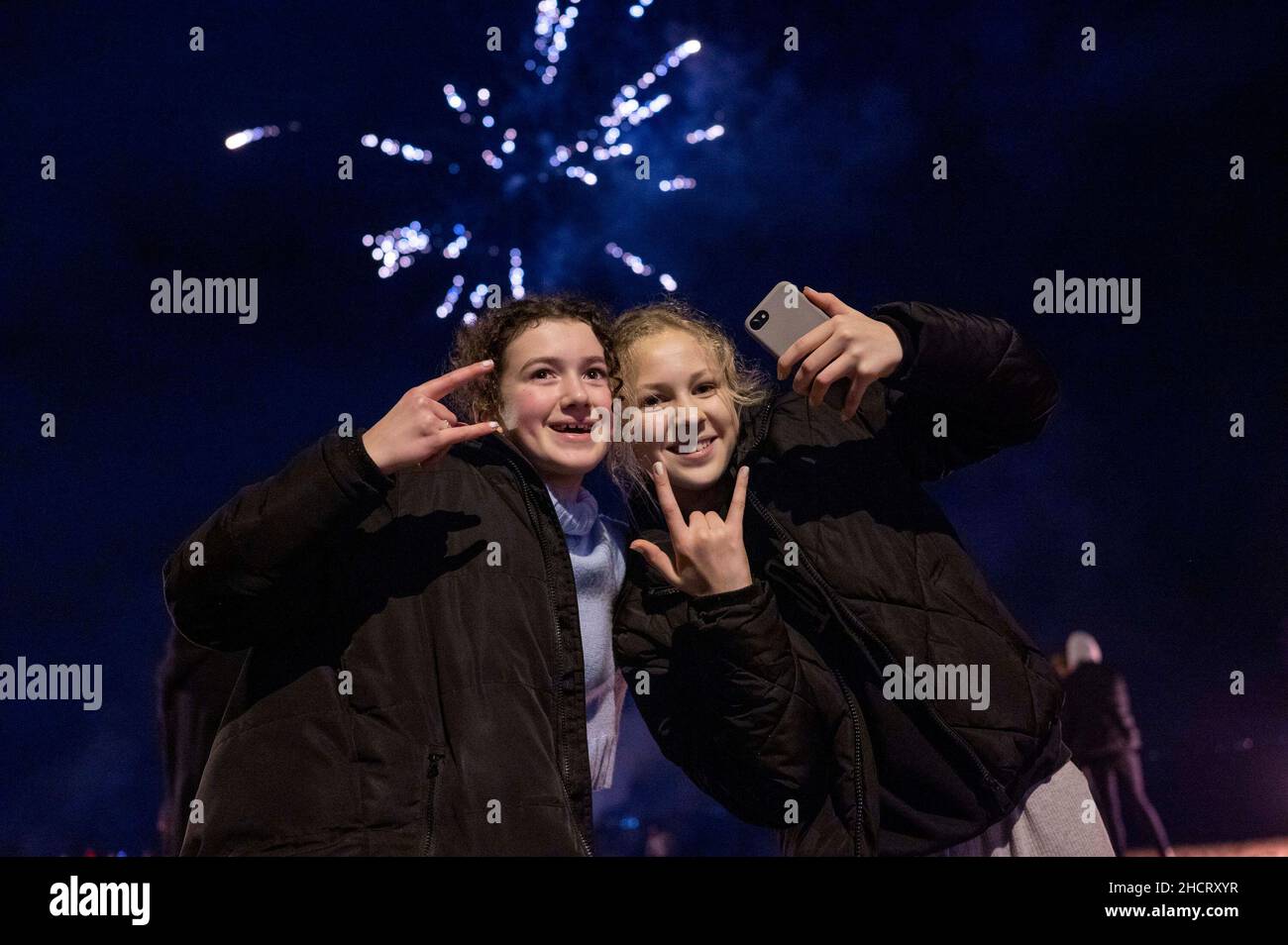 Edinburgh, Schottland, Großbritannien. Januar 1st 2022. Hogmanay 2021 / 2022: Silvesterfeier am Portobello Beach, Edinburgh. Bewohner von EdinburghÕs am Meer entzündeten Lagerfeuer und sahen im neuen Jahr mit Freunden am Strand Stockfoto