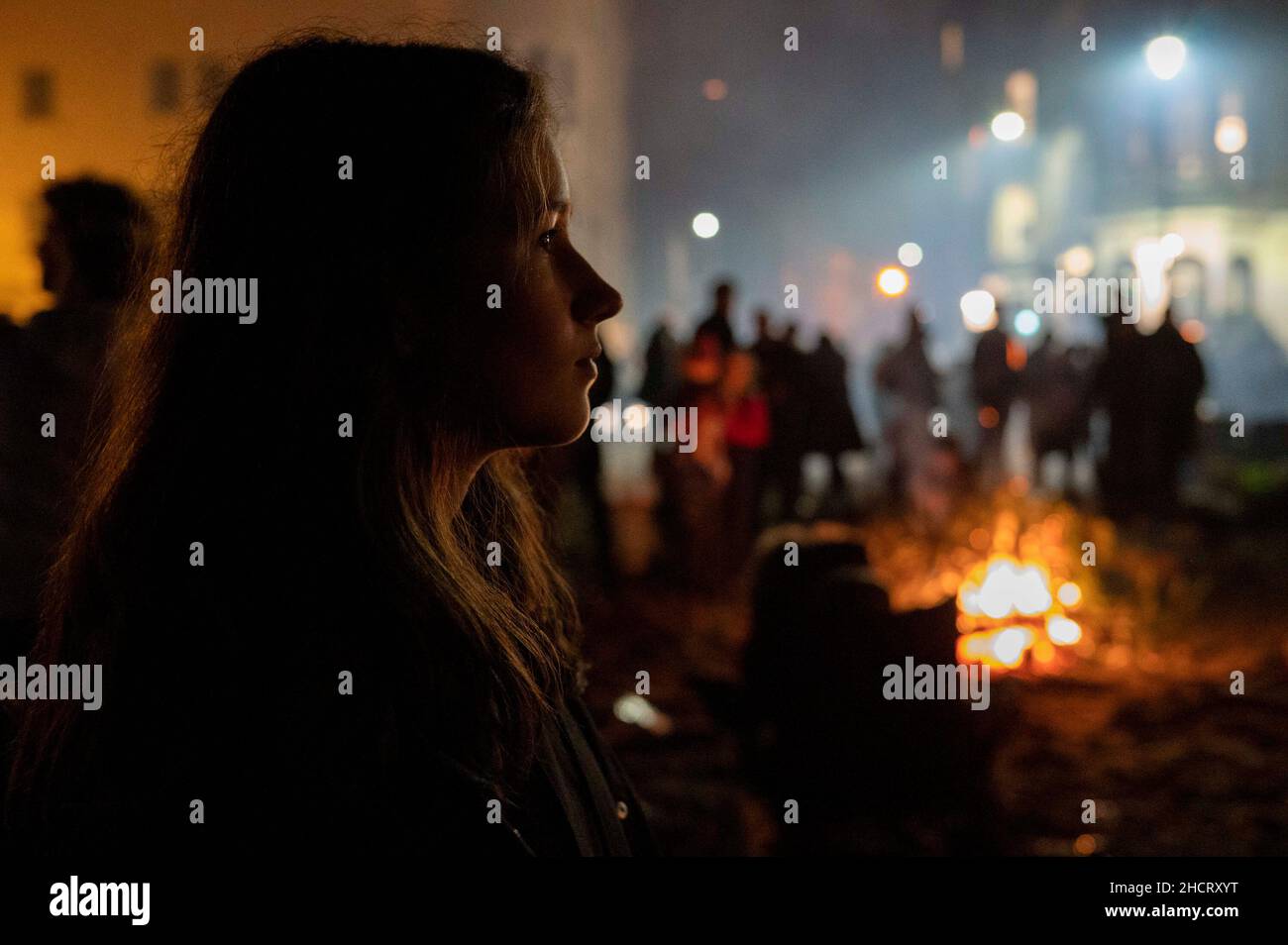 Edinburgh, Schottland, Großbritannien. Januar 1st 2022. Hogmanay 2021 / 2022: Silvesterfeier am Portobello Beach, Edinburgh. Bewohner von EdinburghÕs am Meer entzündeten Lagerfeuer und sahen im neuen Jahr mit Freunden am Strand Stockfoto