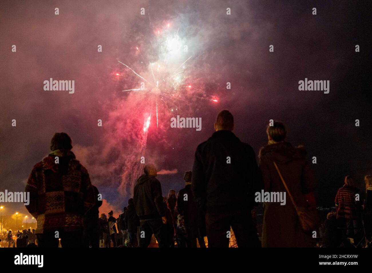 Edinburgh, Schottland, Großbritannien. Januar 1st 2022. Hogmanay 2021 / 2022: Silvesterfeier am Portobello Beach, Edinburgh. Bewohner von EdinburghÕs am Meer entzündeten Lagerfeuer und sahen im neuen Jahr mit Freunden am Strand Stockfoto