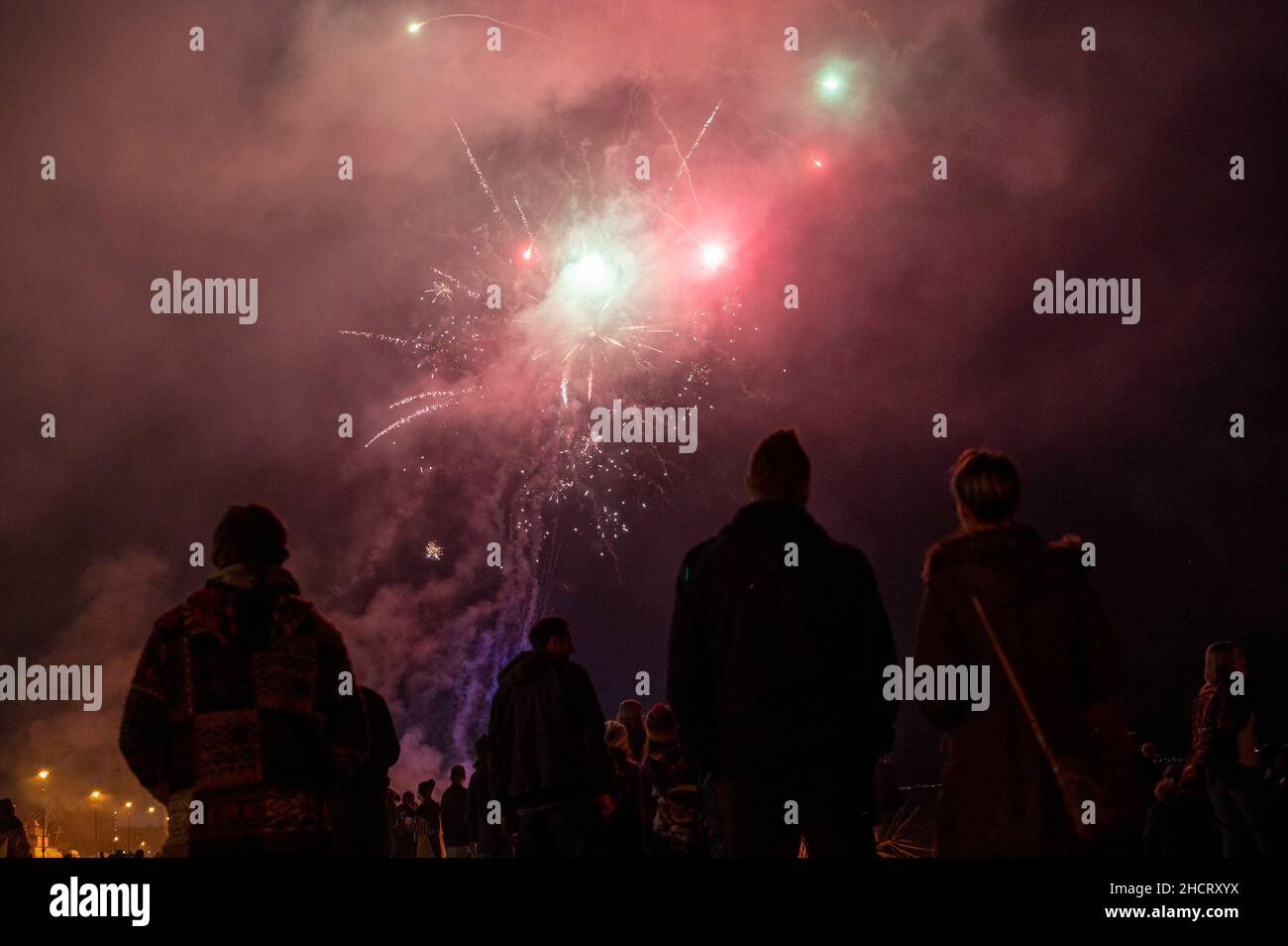Edinburgh, Schottland, Großbritannien. Januar 1st 2022. Hogmanay 2021 / 2022: Silvesterfeier am Portobello Beach, Edinburgh. Bewohner von EdinburghÕs am Meer entzündeten Lagerfeuer und sahen im neuen Jahr mit Freunden am Strand Stockfoto