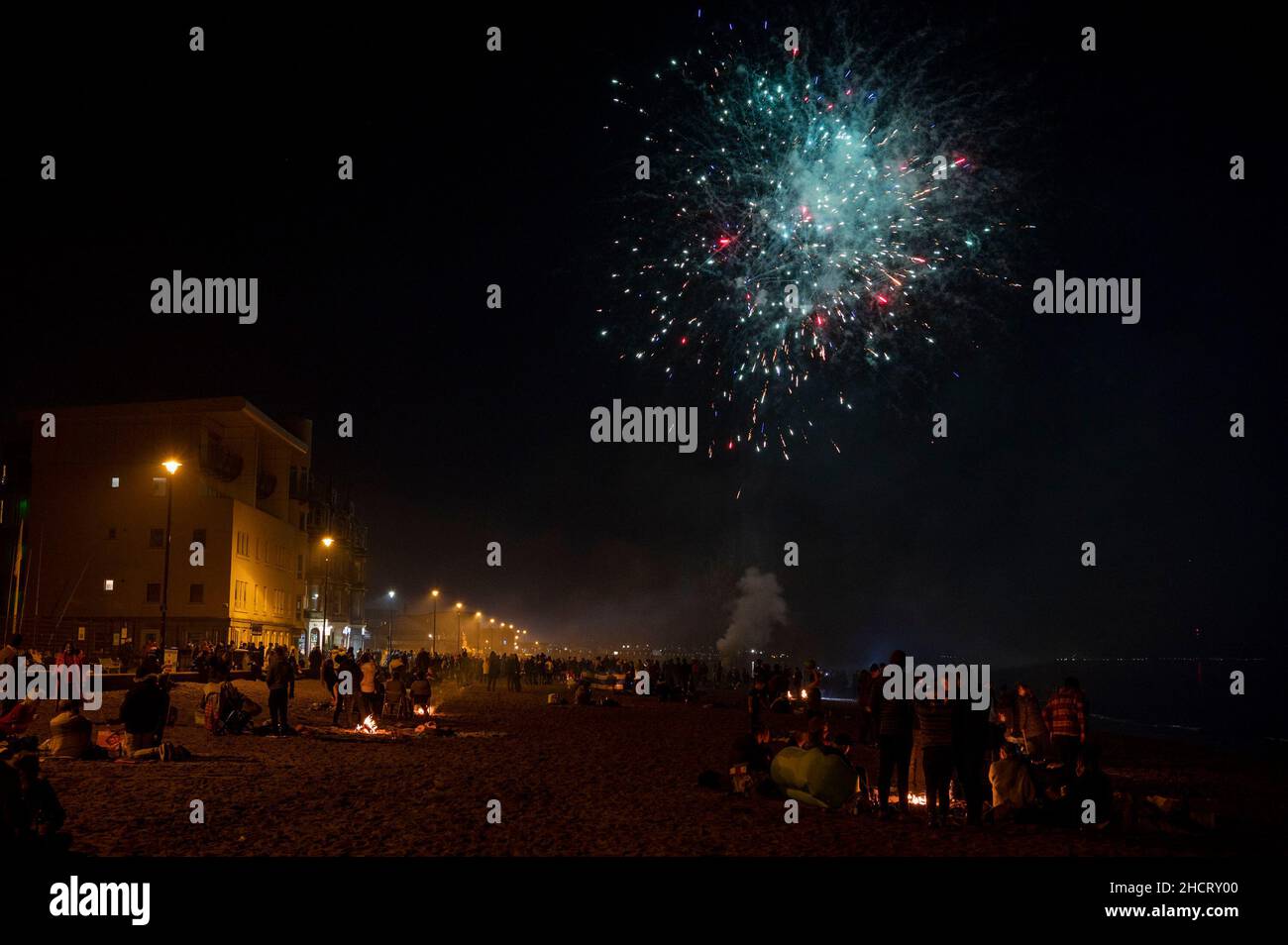 Edinburgh, Schottland, Großbritannien. Januar 1st 2022. Hogmanay 2021 / 2022: Silvesterfeier am Portobello Beach, Edinburgh. Bewohner von EdinburghÕs am Meer entzündeten Lagerfeuer und sahen im neuen Jahr mit Freunden am Strand Stockfoto