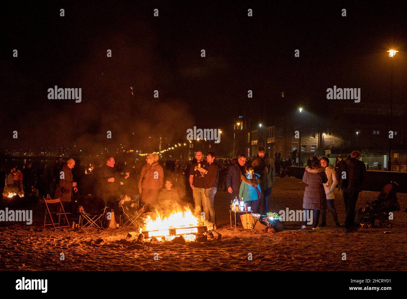 Edinburgh, Schottland, Großbritannien. Januar 1st 2022. Hogmanay 2021 / 2022: Silvesterfeier am Portobello Beach, Edinburgh. Bewohner von EdinburghÕs am Meer entzündeten Lagerfeuer und sahen im neuen Jahr mit Freunden am Strand Stockfoto