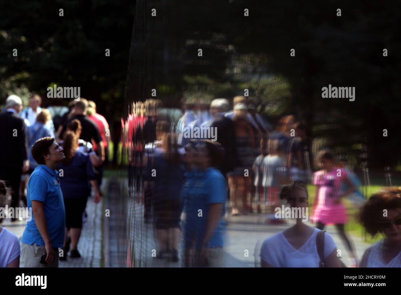 Besucher des Vietnam Veterans Memorial in Washington, D.C. das Denkmal wurde von Maya Lin entworfen. Stockfoto