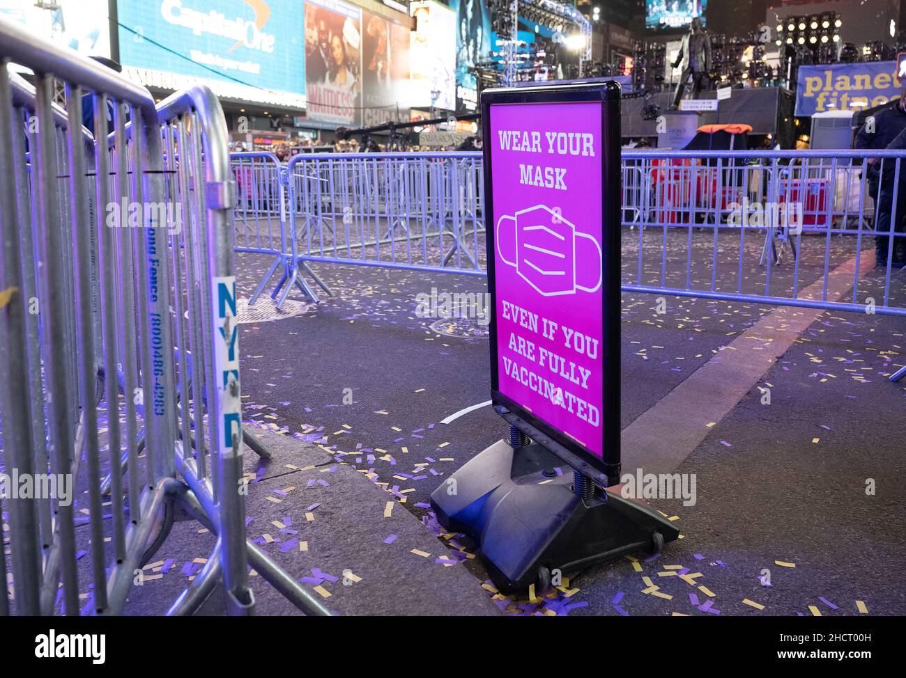New York, USA. 31st Dez 2021. Am Freitag, den 31. Dezember 2021, findet auf der Straße ein Schild mit Gesichtsmasken statt, auf dem die Menschen am Times Square in New York City Silvester feiern. Foto von Gabriele Holtermann/UPI Kredit: UPI/Alamy Live News Stockfoto