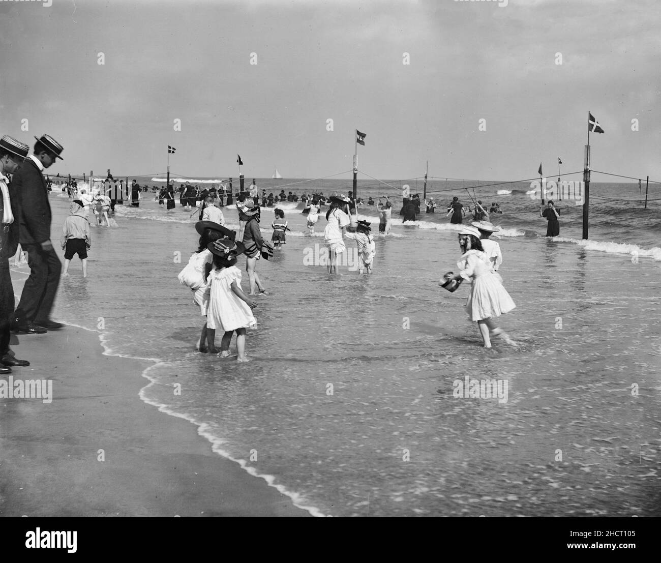 Am Strand von Rockaway, NY, um 1905 Stockfoto