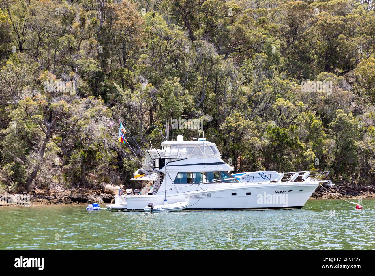 Riviera Flybridge Motorcruiser Yacht, die auf einer Boje in Refuge Bay, Hawkesbury River, Sydney, Australien festgemacht ist Stockfoto