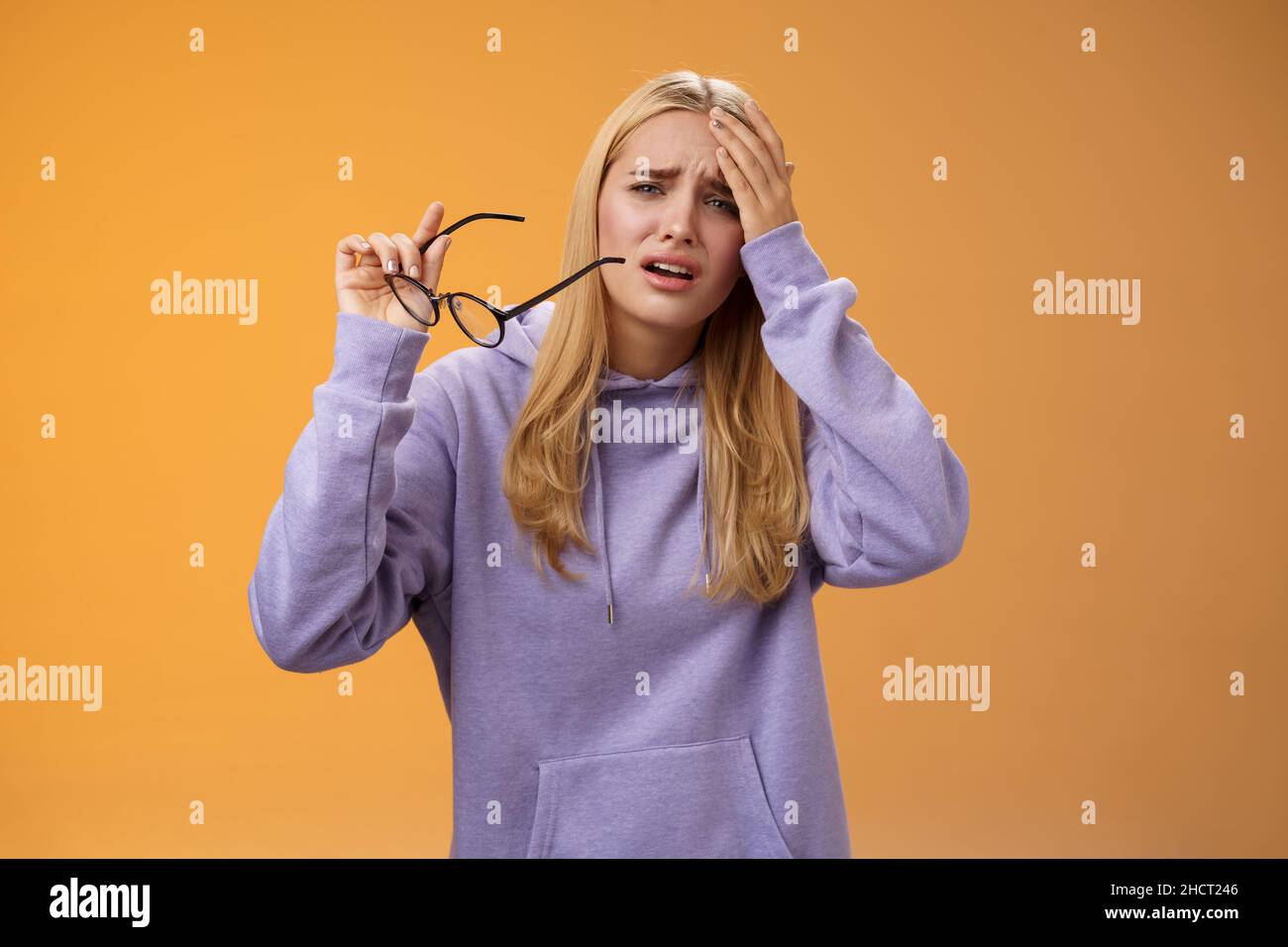 Verärgert düster belästigt blonde Mädchen Take-off-Brille cringing Grimacing fühlen Unwohl leiden Kopfschmerzen stehen schwindelig berühren Stirn schmerzhafte Migräne Stockfoto