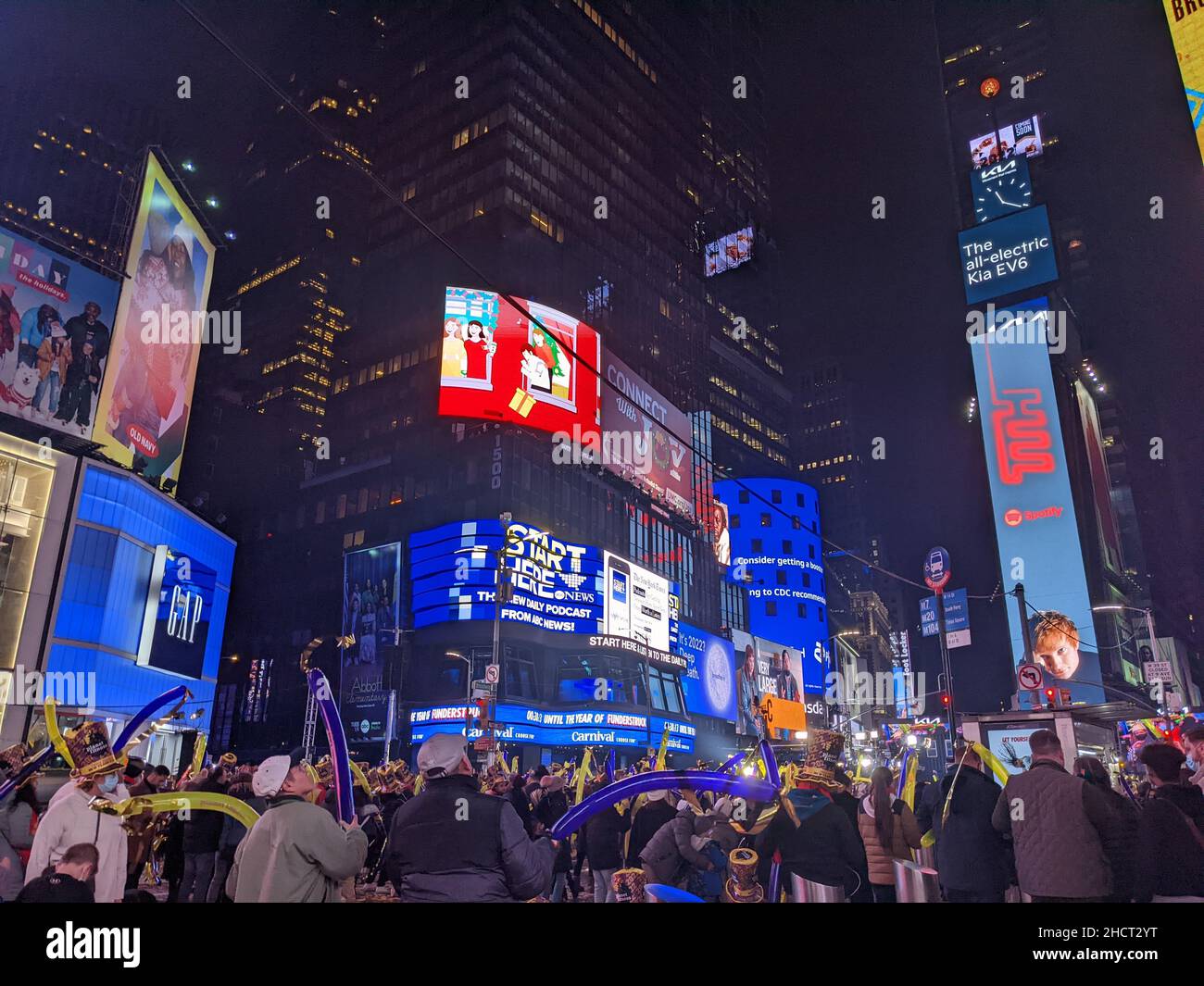 New York, USA. 31st Dez 2021. Tausende von Nachtschwärmern versammeln sich am New Yorker Times Square, um den Ballverlust bei der jährlichen Silvesterfeier am 31. Dezember 2021 in New York City zu feiern. (Foto von Ryan Rahman/Pacific Press) Quelle: Pacific Press Media Production Corp./Alamy Live News Stockfoto