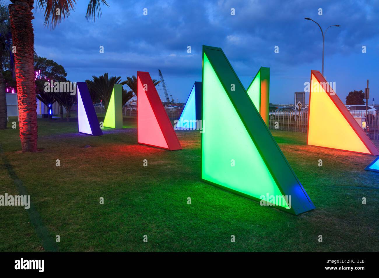 Eine Gruppe von bunten, dreieckigen Lichtskulpturen in einem Park in Tauranga, Neuseeland Stockfoto