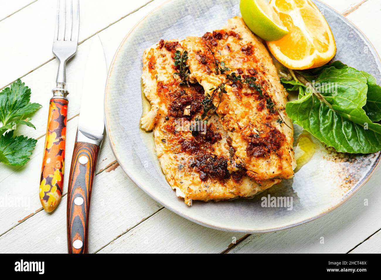 Schmackhafter gebackener Fisch, gebratener Hechtbarsch in Orangensauce. Stockfoto