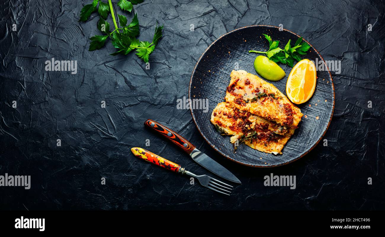 Appetitlich gebratener Fisch, gebratener Zander in Orangensauce. Stockfoto