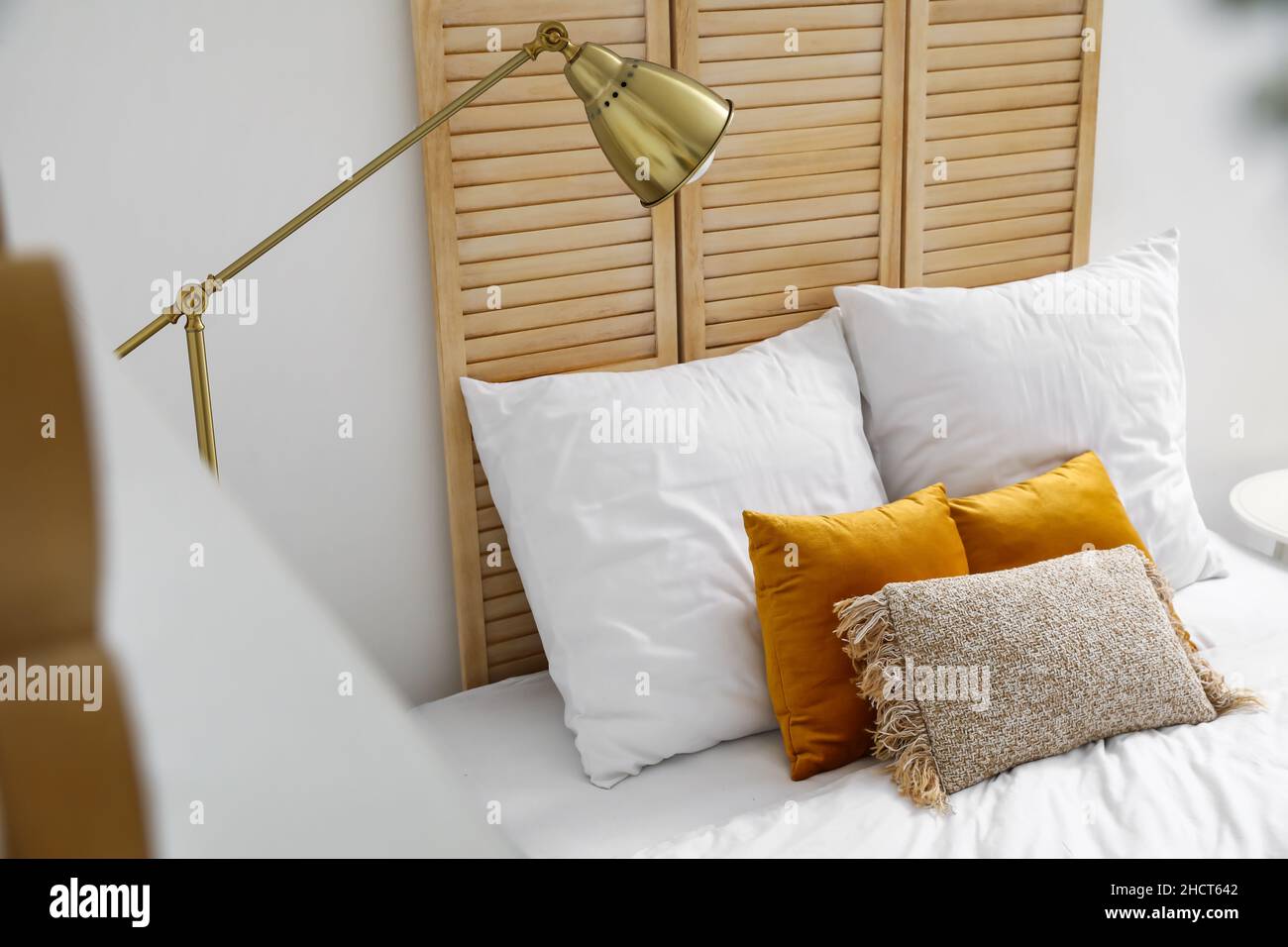 Goldene Stehlampe neben dem Bett im Zimmer Stockfotografie - Alamy