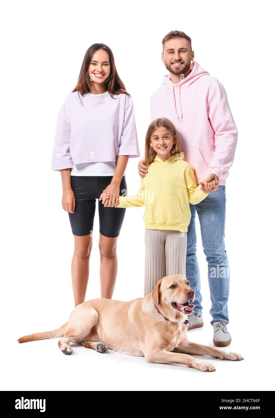 Glückliche Eltern mit niedlichen kleinen Tochter und Labrador Hund auf weißem Hintergrund Stockfoto