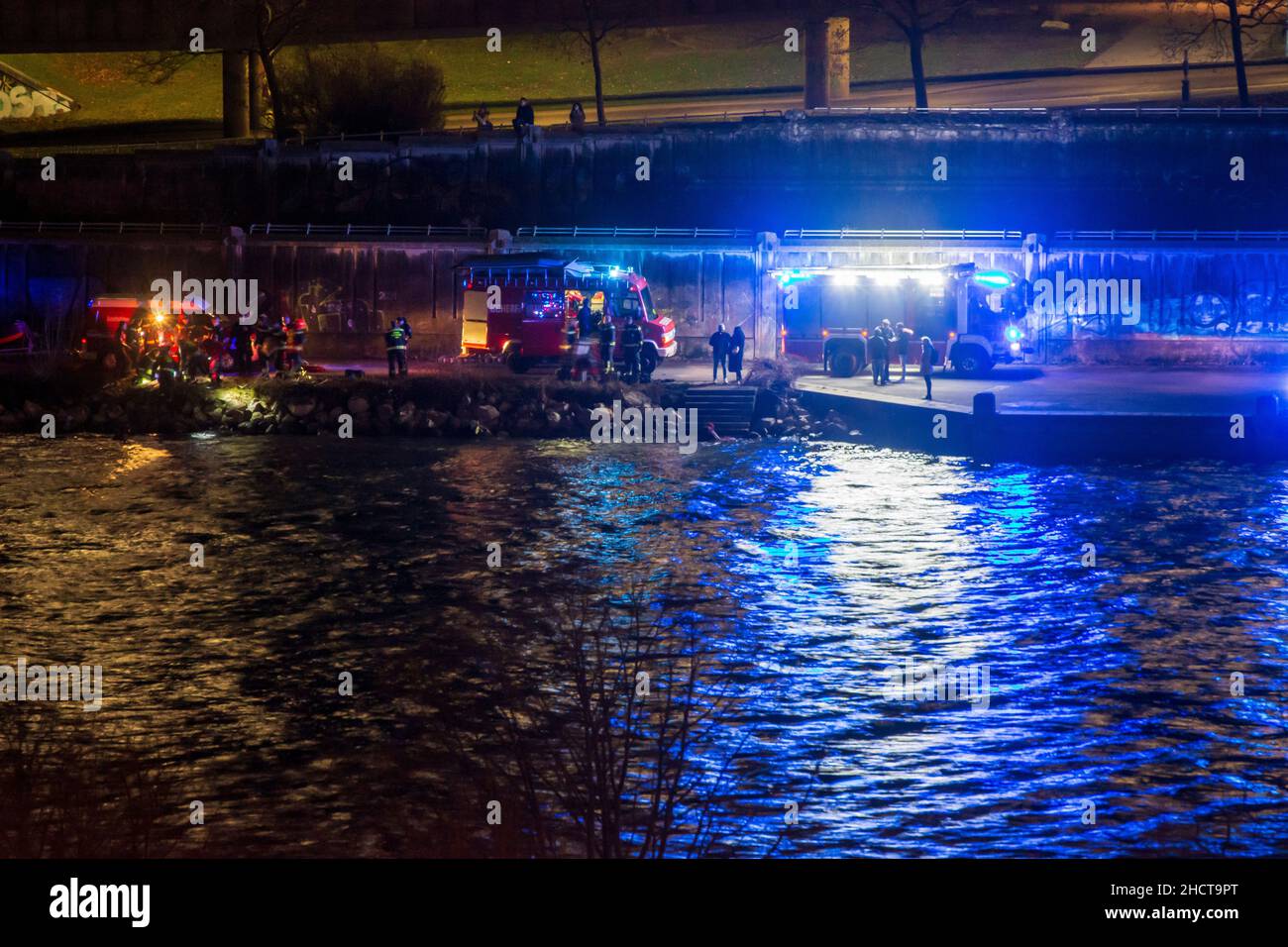 Wien, Wien: Wasserrettung, Feuerwehr und Polizei retten eine Person, die am Silvesterabend, 22, in der Neuen Donau gefallen ist. Donaustadt, Wie Stockfoto