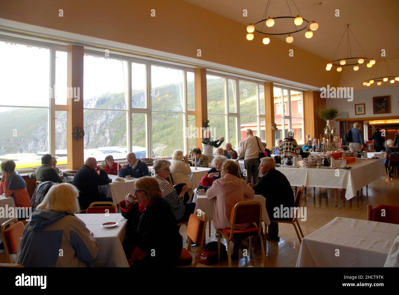Gruppe von Leuten auf einem "Auffrischungsstopp" in einem Restaurant in Norwegen Stockfoto
