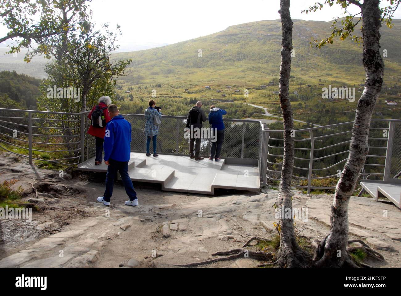 Touristen stehen auf einer eigens gebauten Aussichtsplattform, um die Aussicht zu bewundern, Voringfoss, Norwegen Stockfoto