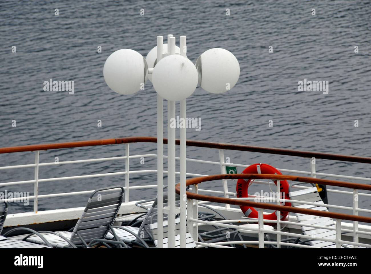 Gruppe von vier Lichtern auf dem Kreuzfahrtschiff auf See, tagsüber Stockfoto