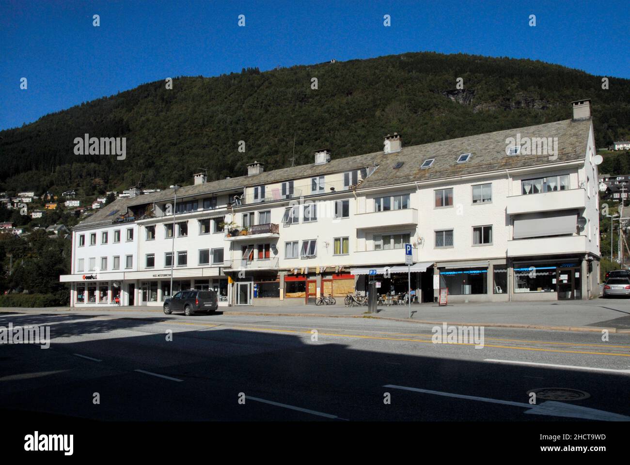 Reihe von Geschäften mit Wohnhäusern oben, Voss, Norwegen Stockfoto