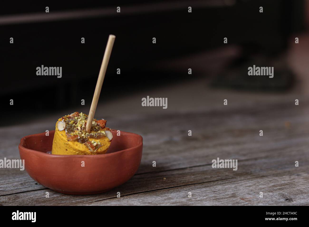 DAS BILD ENTHÄLT VEGANE MANGO KULFI MIT EXTRAKT AUS MANGO UND KOKOSNUSS. Stockfoto